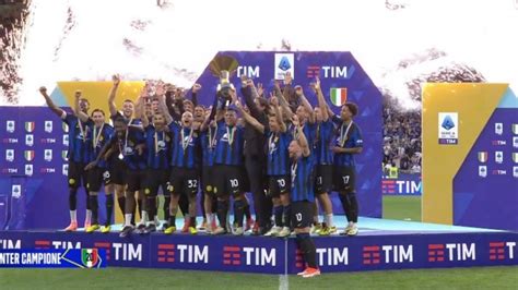 inter che alza lo scudetto
